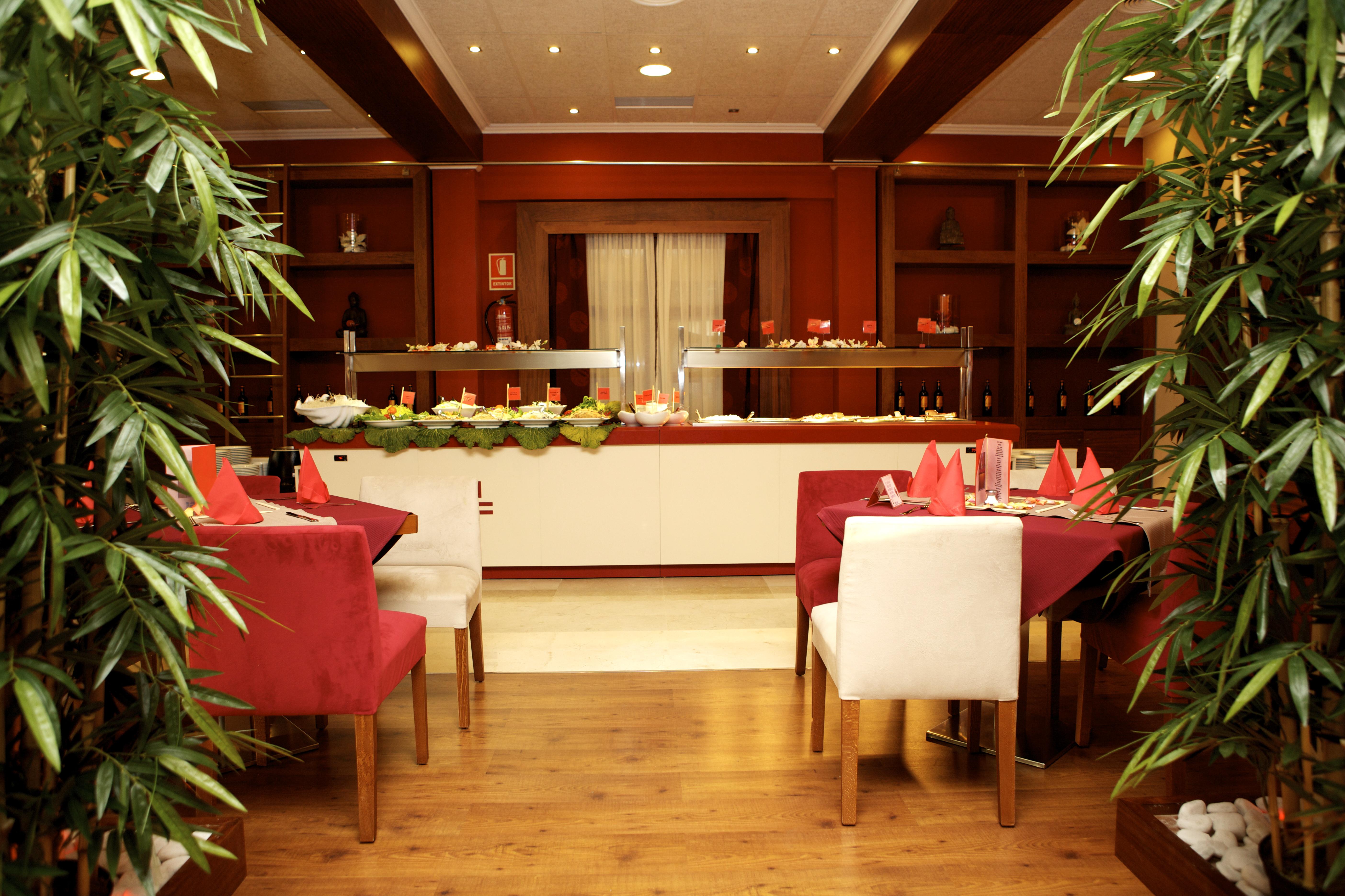 Sahara Nubia Gobi Hotel Ses Cadenes Buitenkant foto A restaurant in Madrid, Spain.
