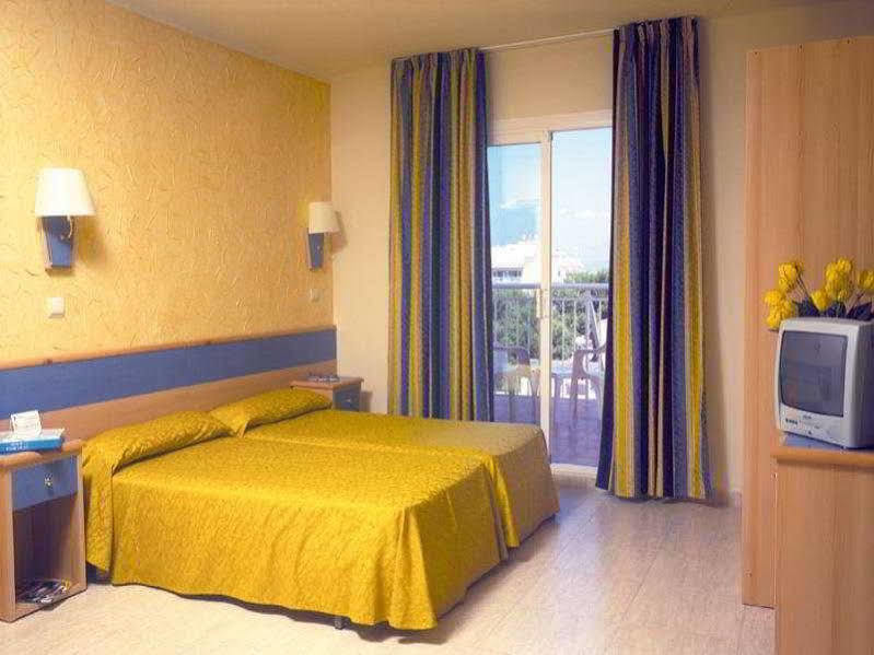 Sahara Nubia Gobi Hotel Ses Cadenes Buitenkant foto A room at a hotel in Malta